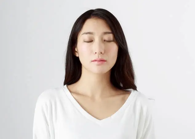 閉目養神讓眼球肌肉放鬆